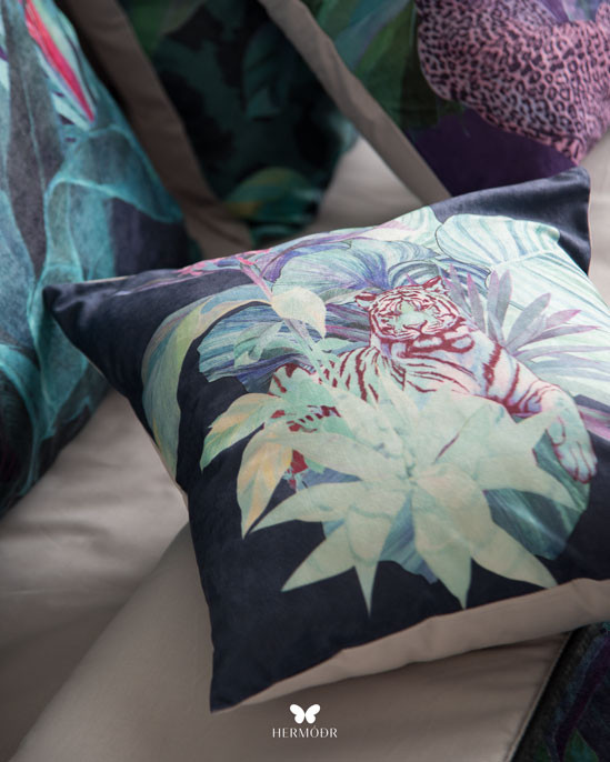 روتختی دونفره هرمد مدل ماکسیمال با رویه مخمل مونترو، ست زیرین طوسی، چهار روبالشی و دو روکوسن
